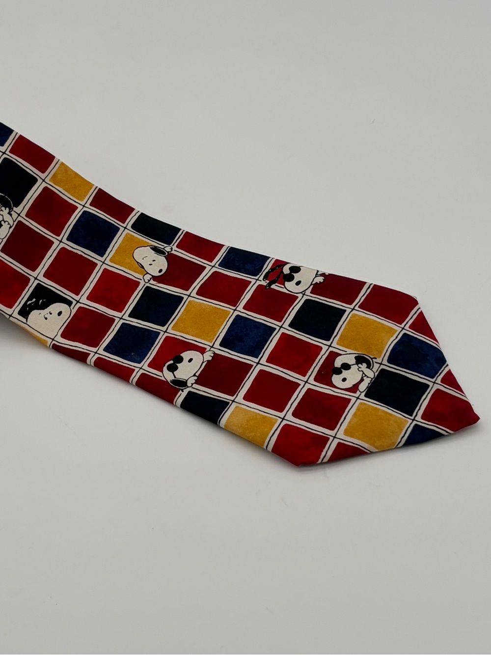 Vintage PEANUTS Snoopy 100% Silk Men's Neck Tie Red Yellow Blue USA Tic-Tac-Joe